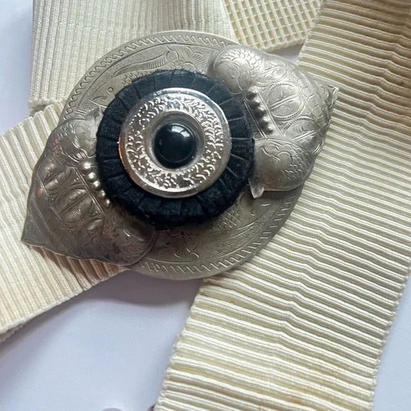 Vintage eggshell and etched silver/black fashion belt. - Picture 2 of 15